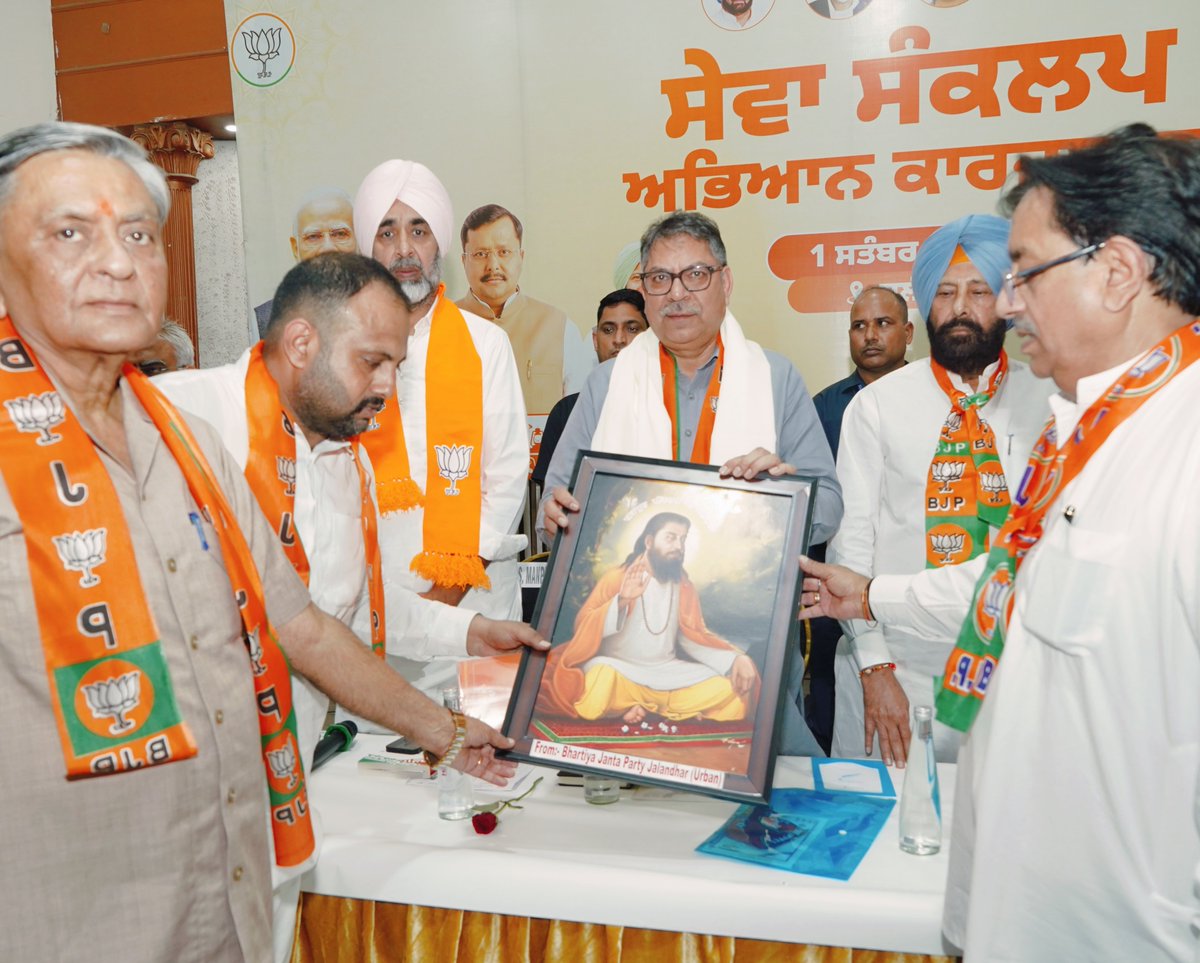 DrSatishPoonia's tweet photo. सेवा, सुशासन और गरीब कल्याण के संकल्प के साथ राष्ट्रसेवा को समर्पित यशस्वी प्रधानमंत्री श्री @narendramodi जी के जन्मदिवस (17 सितंबर) एवं जनसेवा के ऐतिहासिक 25 वर्ष पूर्ण होने के अवसर पर ‘सेवा संकल्प अभियान’ के माध्यम से भाजपा का प्रत्येक कार्यकर्ता समाज के अंतिम पायदान पर खड़े व्यक्ति तक सेवा का संकल्प पहुंचाने के लिए प्रतिबद्ध है।

इसी भाव और स���कल्प के साथ आज जलंधर, पंजाब में आयोजित @BJP4Punjab की प्रदेश स्तरीय संगठनात्मक बैठक में ‘सेवा संकल्प अभियान’ के अंतर्गत होने वाले सेवा कार्यों की रूपरेखा, संगठन की सक्रिय भागीदारी तथा केंद्र सरकार की जनकल्याणकारी योजनाओं का लाभ अधिक से अधिक लोगों तक पहुंचाने को लेकर विस्तृत संवाद किया।