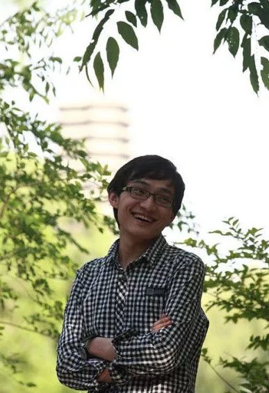 chigua168com's tweet photo. 卢克文评论孙宇晨： 他的这次炒作失败了
1. 割这次用小作文的形式，彻底毁掉了J一生的前途，经过差不多两天的舆论发酵，割拿到了完全相反的结果，目前民众普遍认为“J这么做不太好，但这么被整实在有点可怜，而割的行为太下作，更加为大众所不齿”，有媒体人甚至直接点名批评割是“时代人渣”，现在整个中文网络，对J是不太认同但有些同情，而对割是一边倒的强烈批评。

2. 在割主动进攻前，他可能以为自己能利用网络上巨大的男女对立情绪，以彩礼为掩护获得男性的拥护，结果事与愿违，绝大部分男性是理性的，他毁掉J的方式方法太恶劣，表现得不像一个男人，而更像一个小人，没有人认同他的行为，割在情理与法理上全面失败。

3. 纵观割这一生的行为轨迹，他不断炒作流量不断吸引别人买他的币进入他的平台，都是通过十分离谱的行径吸引大众目光，但无论是跟美国老头吃饭、吃香蕉、上太空等行为，都只是币圈或者科技圈才关注的事情，事情也没有那么让人不可忍受，大众是抱着看热闹的心态来看他搞事情。而这次不一样，这次是通过大众不可接受的行为，毁掉自己的前女友兼一个一线女星，这种当众写小黄文的做法，犹如把前女友裸照放在互联网公开展示，背离了最基本的社会价值，才迎来极大的流量反噬。

4. 割为什么要做出这么极端的行为？昨天我还弄不太明白，今天把新闻理一理，大致就清楚了，网络上有人说他炒作是为了发行me me币，实际上这个可能不是他发行的，他在炒作的当天去香港开会，是为了对外输出机构级叙事，塑造面向合规的基础设施建设者形象，是想搞一大波流量来扶正自己，但事情现在完全偏离了他预定的轨道，正朝着不可控的方向发展。

5. 做出如此古怪的行为，挑战全社会的价值底线，很有可能是因为他现在确实现金流不太充足，同时惹到了海外的大麻烦，尤其是被川家缠上了，他在川家的投资无法兑现，被迫跟川家集团下的公司打官司，在经济与政治上陷入双重困境，为了博一把大的，弄巧成拙，慌不择路，才搞出了2026年最大的八卦。

6. 但必须要说明的是，割以前的公众形象，是“很聪明、很会搞事情，有点不择手段，但还好，别靠近他就行了”这种，经历过这一次，割的公众形象，已变成“不择手段的小人”，割遭到了大众的极端厌恶，如果不出意外，这件事情将会成为割一生最大的昏招，也会成为割一辈子的转折点。

7. 大家可以留意下，最近十年，凡是在中文互联网上，搞出极为恶劣的超级巨大的负面舆情，同时始作俑者又是一种大众厌恶的形象的人，有一个人有好结局吗？所以我昨天才说，割会迎来巨大的反作用力，他可能会在后面见识到他从未见过的强大力量，只是这个时间段会比其他人，稍微拉长一点。

最后声明一下，本人今天早上起来喝多了，本文是我在喝醉的情况下胡言乱语，没有针对任何现实中的人物，这一切是本人幻想出来的虚拟事件。
