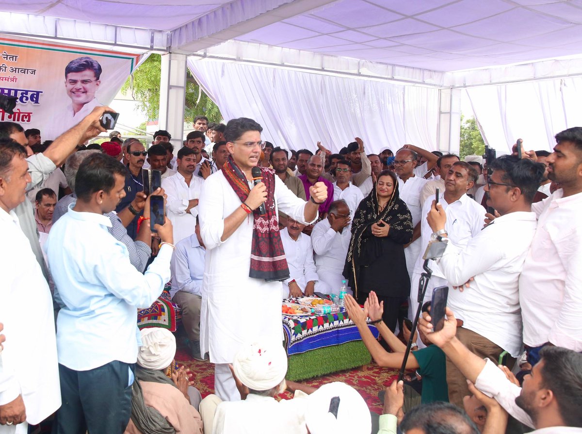 SachinPilot's tweet photo. पूर्व जिलाध्यक्ष गफूर अहमद जी एवं अखिल भारतीय महिला कांग्रेस की सचिव एवं पूर्व प्रधान @ShamaBanoINC जी के द्वारा किए गए आत्मीय स्वागत के लिए हृदय से आभार व्यक्त करता हूँ।

राजस्थान के पश्चिमी इलाके यहाँ कि गंगा-जमुनी संस्कृति और सामाजिक सौहार्द की विरासत को संजोय हुए हैं। इस क्षेत्र के विकास और जनहित की आवाज़ को बुलंद करना हमारा संकल्प है।

@Hemaram_INC @UmmedaRamBaytu @Barmer_Harish @LaxmanGodaraINC