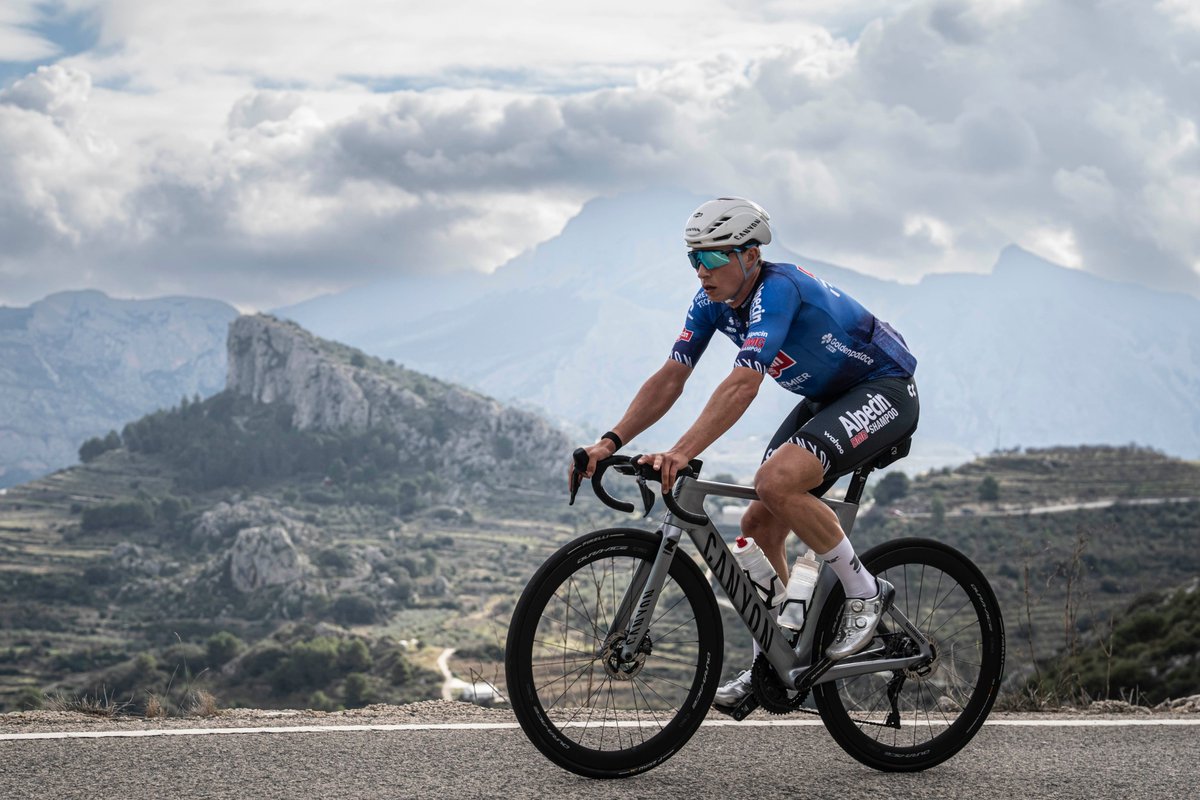 MarcaTMF's tweet photo. 🧪🚴‍♂️ Del laboratorio al pelotón

La ciencia está detrás de la historia de Alpecin y de su estrecha relación con el ciclismo 

Descubre el universo de la marca y su vínculo con @AlpecinPT en el especial de #MARCAPlus, gratis en tu 📱 o 💻 https://t.co/kdJGX1rTtG https://t.co/5uQv64Jq3V