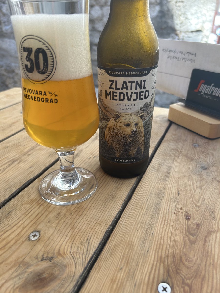 teoiuhas's tweet photo. Ursul de aur- Zlatni Medvjed. Una dintre puținele beri băubile din 🇭🇷 https://t.co/vojwBZpa8f