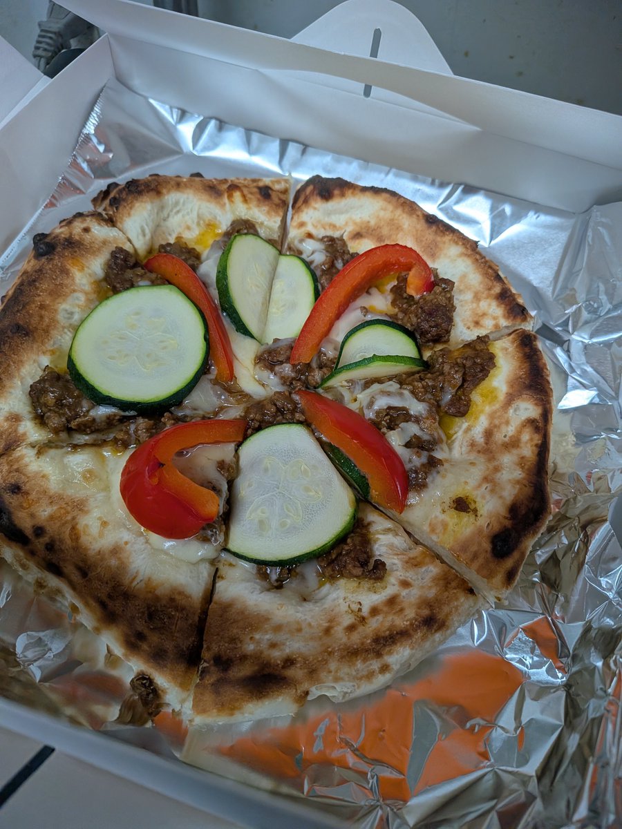 cochill_juice's tweet photo. 【夏野菜のキーマカレーピザ】

お客さまのピザをパシャリ！撮影させて頂きました🍕

おうちこちるで、のんびりピザパーティー！

ご注文お待ちしております！！ https://t.co/a7BYKeTpSX