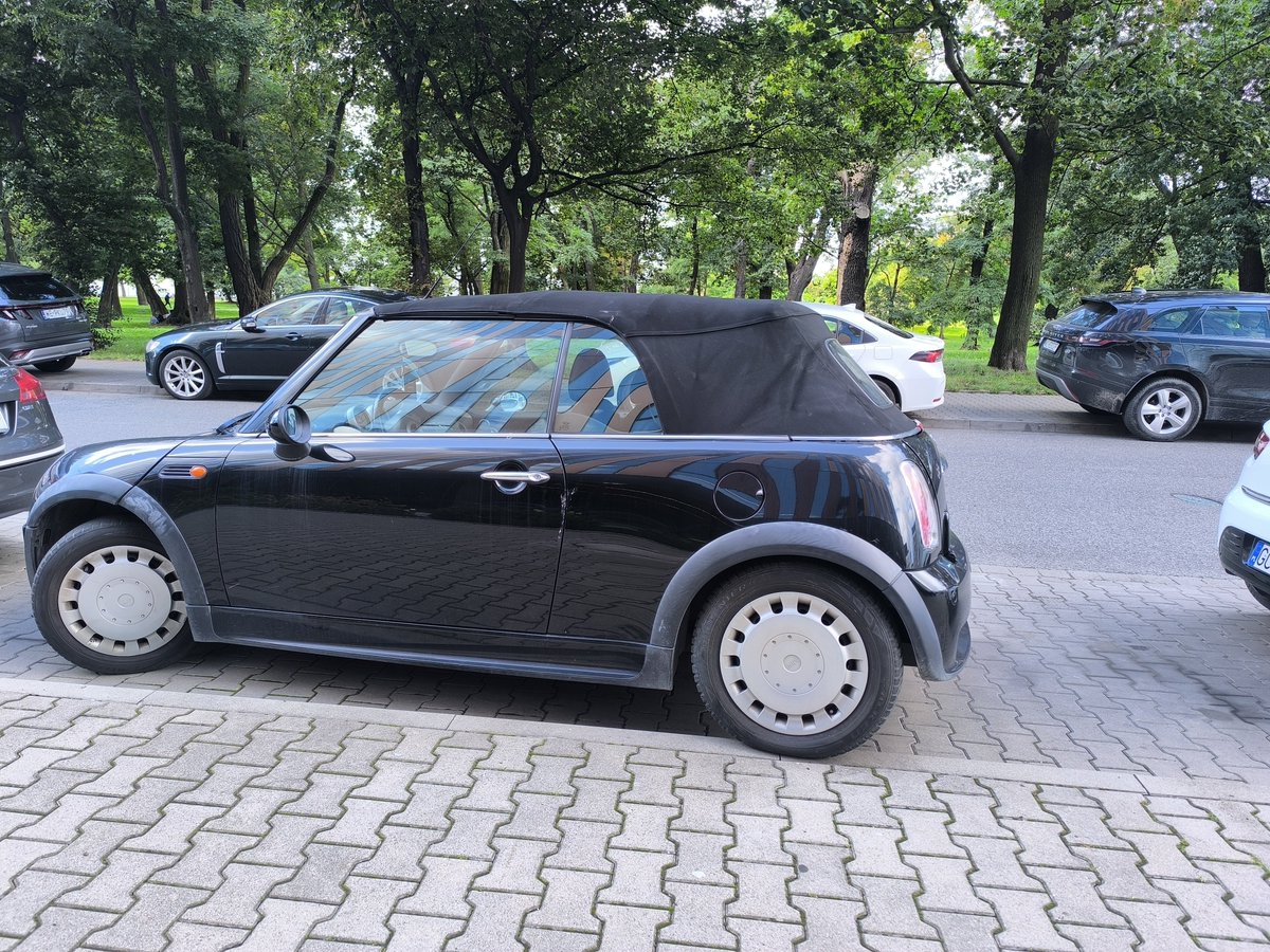 MurapaG's tweet photo. Failing to park a mini cooper should be a jailable offence https://t.co/cUMzd3YW2R