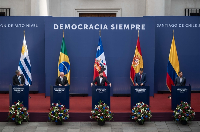Caplevi1540's tweet photo. Quería recordarles que Boric usó La Moneda para hacer ese foro "Democracia siempre" (que no tenía ningún aporte) donde todos los presidentes eran de izquierda, usó el Palacio de gobierno con recursos públicos para darse ese "gustito" ideológico, ahí la izquierda muda. https://t.co/KtodqYjt8U