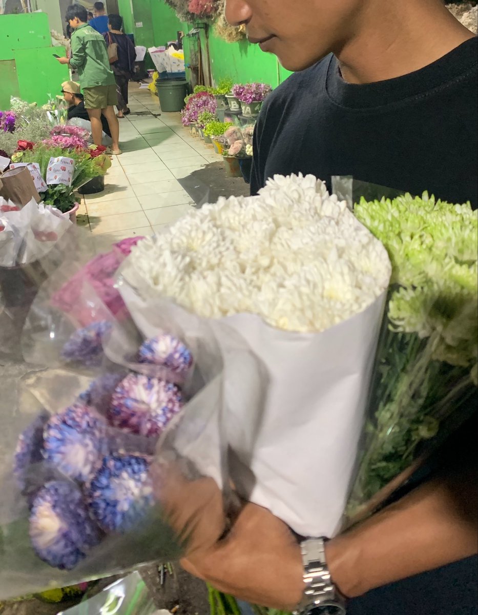 blueeetiful's tweet photo. cuci piring, ganti oli, bersihin kipas, beli bunga, beresin kosan. tugas gw : cantik dan bikinin kopi 🫰🏻 https://t.co/4ulLcI52Sf