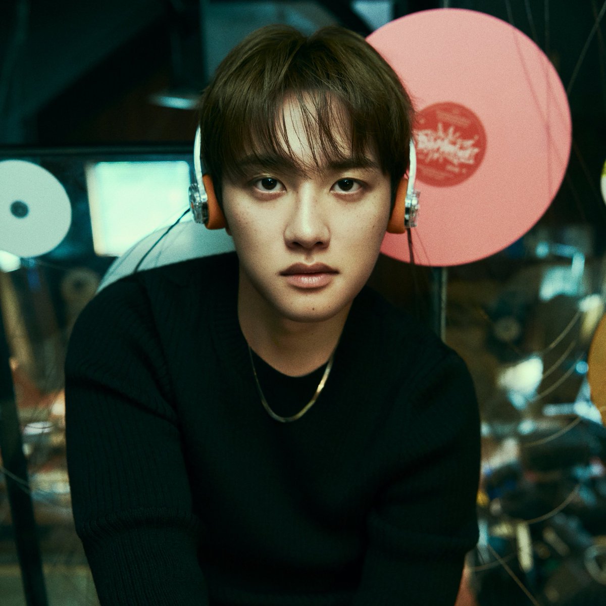 kchartsmaster's tweet photo. DOH KYUNG SOO drops the tracklist for 'DOPAMINE':

1. Sing It Loud
2. Dancing Party
3. Guitarist *title
4. Don't You
5. Dear https://t.co/wde8orwRhj