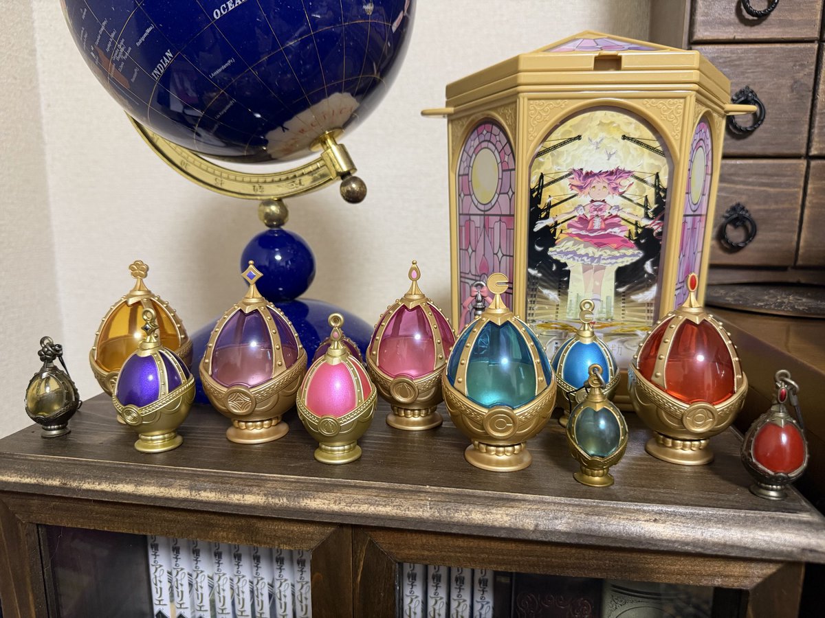 yodachige's tweet photo. そういえば！まどマギの映画前日に特典あるか電話したら本日には無くなると思うって言われてたのが、朝イチ見に行ったらもらえたんよね♪

大きい方はなかったけど〜

マミさんのソウルジェム持って行ってたからマミさん来てくれた🫶

ポップコーンケース買えたから早速飾っといた🌼 https://t.co/1ULMMe7iFH