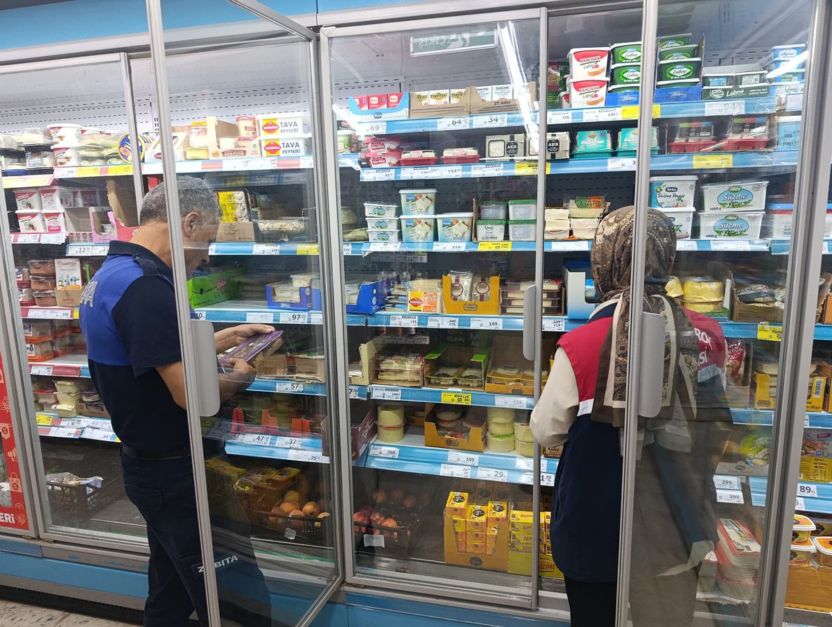 viransehir_bld's tweet photo. MARKETLERDE TARİHİ GEÇMİŞ ÜRÜNLERE GEÇİT YOK

Zabıta Müdürlüğü ekiplerimiz, İlçe Tarım ve Orman Müdürlüğü ekipleriyle birlikte kent genelindeki marketlere yönelik ortak denetim gerçekleştirdi. Denetimlerde ürünlerin son kullanma tarihleri titizlikle kontrol edilirken, tarihi geçmiş ürünlerin satışa sunulduğu tespit edilen marketlerden bu ürünler toplatıldı ve işletmelere cezai işlem uygulandı. Halkın sağlıklı ve güvenilir gıdaya erişimini güvence altına almak amacıyla gerçekleştirilen denetimlerde, mevzuata aykırı uygulamalara karşı gerekli işlemler kararlılıkla uygulandı.