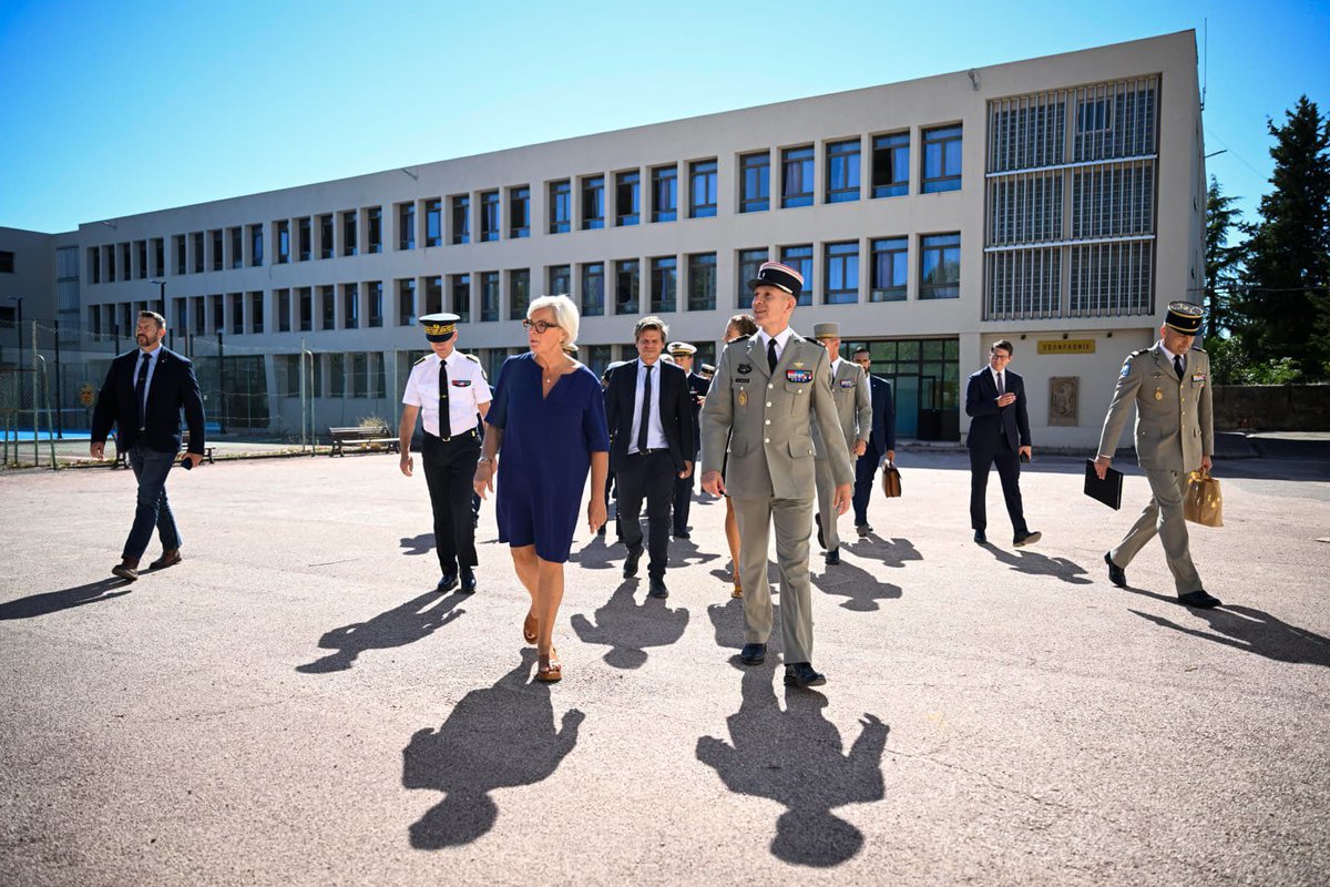 CaVautrin's tweet photo. 🎓 Bonne rentrée à toutes et à tous !

Au lycée militaire d’Aix-en-Provence, les élèves bénéficient d’un enseignement d’excellence et d’un cadre exigeant, qui associent formation académique et transmission des valeurs militaires.

Une excellence qui s’inscrit dans une histoire et une tradition anciennes, portées et transmises de génération en génération.

Cet engagement repose avant tout sur le travail quotidien des cadres militaires et civils, ainsi que des personnels de l’Éducation nationale détachés, qui encadrent, accompagnent et forment les élèves. Ils transmettent le goût de l’effort, le sens des responsabilités et les valeurs du service.

Faire vivre cet héritage tout en préparant l’avenir de nos armées : c’est toute la force de nos lycées militaires.