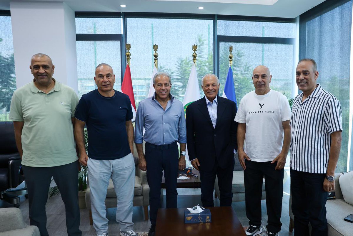EFA's tweet photo. تجديد عقد الجهاز الفني لمنتخب مصر الأول حتى 2030 🇪🇬📝

إيماءً لقرار مجلس إدارة الاتحاد المصري لكرة القدم، بالموافقة على تجديد عقد الجهاز الفني لمنتخب مصر الأول، عٌقدت اليوم، جلسة ودية شهدت تجديد التعاقد مع حسام حسن، المدير الفني لمنتخب مصر الأول لكرة القدم حتى 2030.

وجرت مراسم توقيع العقود، خلال جلسة حضرها المهندس هاني أبوريدة، رئيس مجلس إدارة اتحاد الكرة، وخالد الدرندلي، نائب رئيس الاتحاد، والدكتور مصطفى عزام، الأمين العام للاتحاد، إلى جانب حسام حسن وإبراهيم حسن، مدير المنتخب ووليد بدر، مدير اداري المنتخب. 

ويأتي تجديد التعاقد، في إطار حرص مجلس إدارة اتحاد الكرة على توفير الاستقرار للجهاز الفني لمنتخب مصر، ومواصلة العمل خلال المرحلة المقبلة، وفق الأهداف والخطط الموضوعة للمنتخب الوطني.