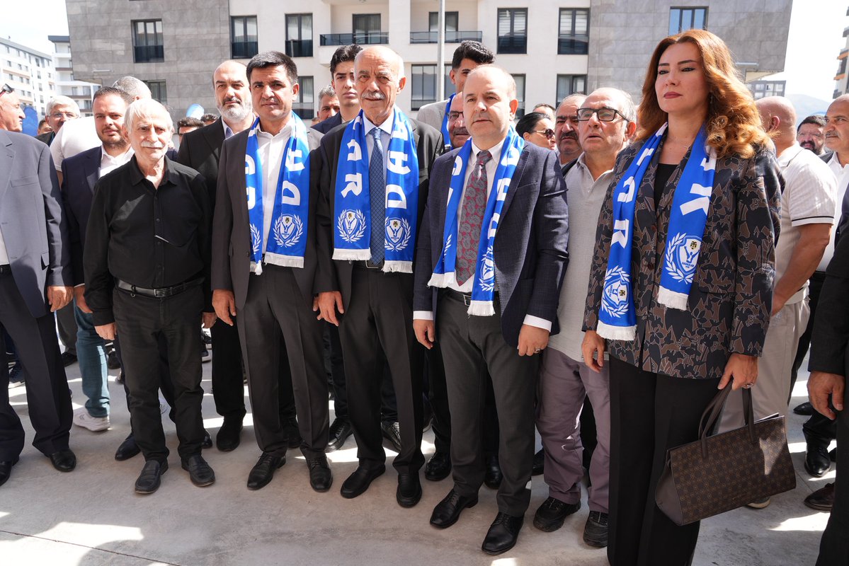 lutfuyucelik's tweet photo. ORTAK AKIL, TEK YÜREK; ERZURUM İÇİN HEP BİRLİKTE!

Bugün, Erzurum Ticaret ve Sanayi Odası Başkanlığı yolunda çıktığımız bu kutlu yolculuğun önemli bir adımını atarak Seçim İrtibat Ofisimizin açılışını, iş dünyamızın kıymetli temsilcileri ve hemşehrilerimizin yoğun katılımıyla gerçekleştirdik.

Gördüğümüz bu güçlü birliktelik; yalnızca bir açılışın değil, Erzurum’un geleceğine birlikte sahip çıkma iradesinin en güzel göstergesidir.

Biz bu yola ayrıştırmak için değil, birleştirmek için çıktık.
Ötekileştirmek için değil, herkesi aynı çatı altında buluşturmak için çıktık. Kişisel hesaplarla değil, Erzurum’un ortak menfaatlerini her şeyin üzerinde tutmak için çıktık.

Çünkü inanıyoruz ki; Erzurum’un kaybedecek zamanı, birbirinden ayrı yürüyecek gücü yoktur. İş dünyamızın tecrübesini, gençlerimizin heyecanını, esnafımızın emeğini, sanayicimizin ve tüccarımızın gücünü ortak akılda buluşturacağız.

Tecrübemizle, Erzurum’dan aldığımız güçle, yine Erzurum’a hizmet edeceğiz.

21 Kasım’da yapılacak seçimler, yalnızca bir oda başkanlığı seçimi değil; Erzurum iş dünyasının geleceğine dair güçlü bir iradenin ortaya konulacağı gün olacaktır.

Kapımız da gönlümüz de Erzurum için sözü, fikri ve emeği olan herkese açıktır.
Gelin, şehrimizin geleceği için ayrılıkları değil ortaklıkları büyütelim.

Bir olalım, birlikte olalım, Erzurum için hep birlikte yürüyelim.

Bugün Seçim İrtibat Ofisimizin açılışına katılarak bizleri onurlandıran iş dünyamızın kıymetli temsilcilerine, yol arkadaşlarımıza, değerli misafirlerimize, basın mensuplarımıza ve gönlü bizimle olan tüm hemşehrilerimize yürekten teşekkür ediyorum.

21 Kasım’da ortak akıl kazanacak, birlik kazanacak, Erzurum kazanacak.

Lütfü Yücelik

Ortak Akıl, 
Tek Yürek; 
Erzurum İçin Hep Birlikte!