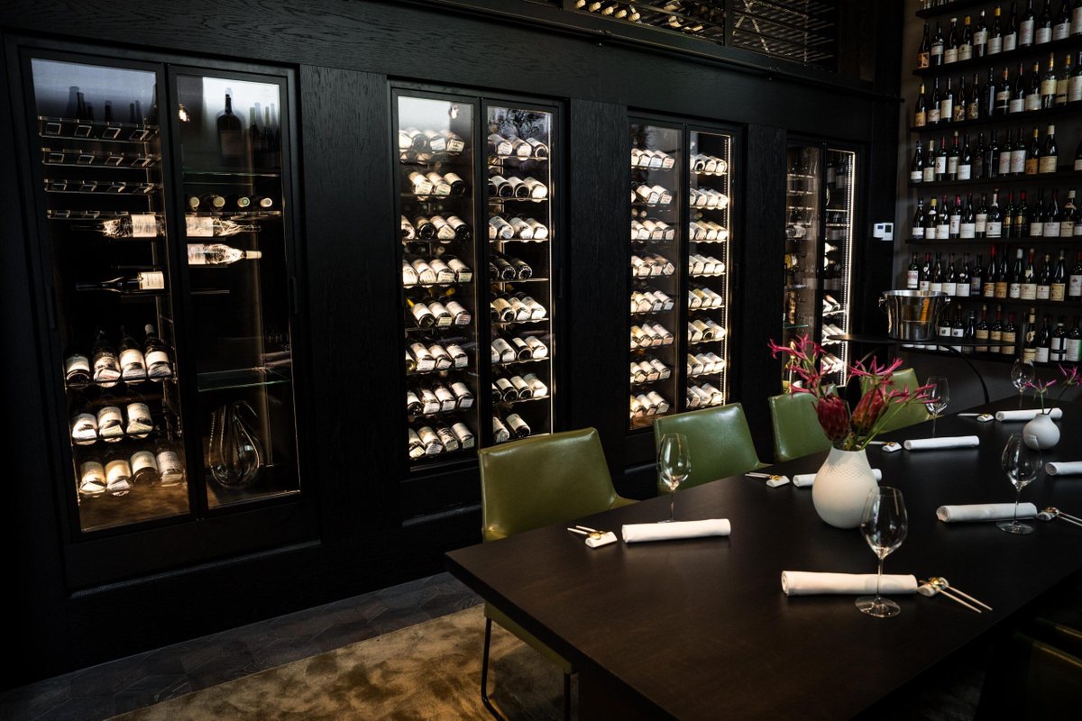 CulyNL's tweet photo. Dit Michelinrestaurant heeft een wijnkelder met 12.000 flessen https://t.co/11RIJVD2St https://t.co/3EFncaizpe