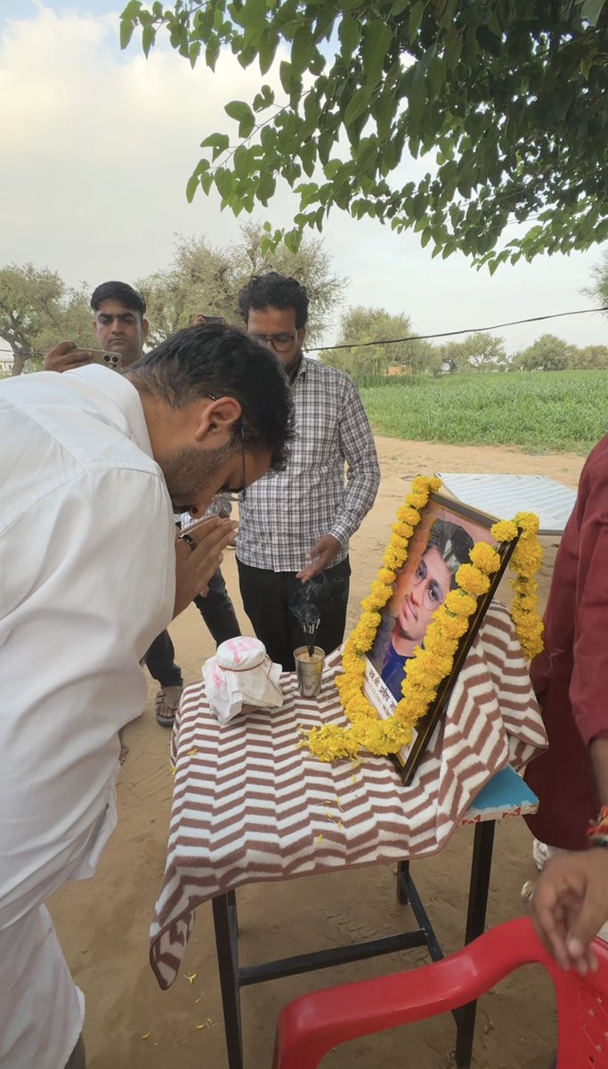 AshutoshRanka's tweet photo. आज सरकार द्वारा सभी माँगो को मान लेने के बाद सीकर के प्रदीप मेघवाल के परिवार से मुलाक़ात हुई।

एक बेहद गरीब परिवार से आने वाला प्रदीप बहुत होनहार और मेहनती लड़का था। नीट का उसका पहला पेपर बहुत अच्छा गया था, लेकिन पेपर लीक का पता पड़ने के बाद वो दर्द सहन नहीं कर पाया और आत्महत्या करली। हमने हमारे ऐसे बहुत सारे बच्चों को भ्रष्ट सिस्टम के चलते खोया है।

कोई भी रकम प्रदीप की भरपायी तो नहीं कर सकती। लेकिन उम्मीद है कि परिवार एक नई शुरुआत कर पाएगा।

हम जीवन भर अपने बच्चों के लिए ऐसे हो लड़ेंगे। यह वादा रहा।

@Geegrajjorli @ApoorvJaipur @gkhandelwal46 @Cockroachisback @abhijeet_dipke