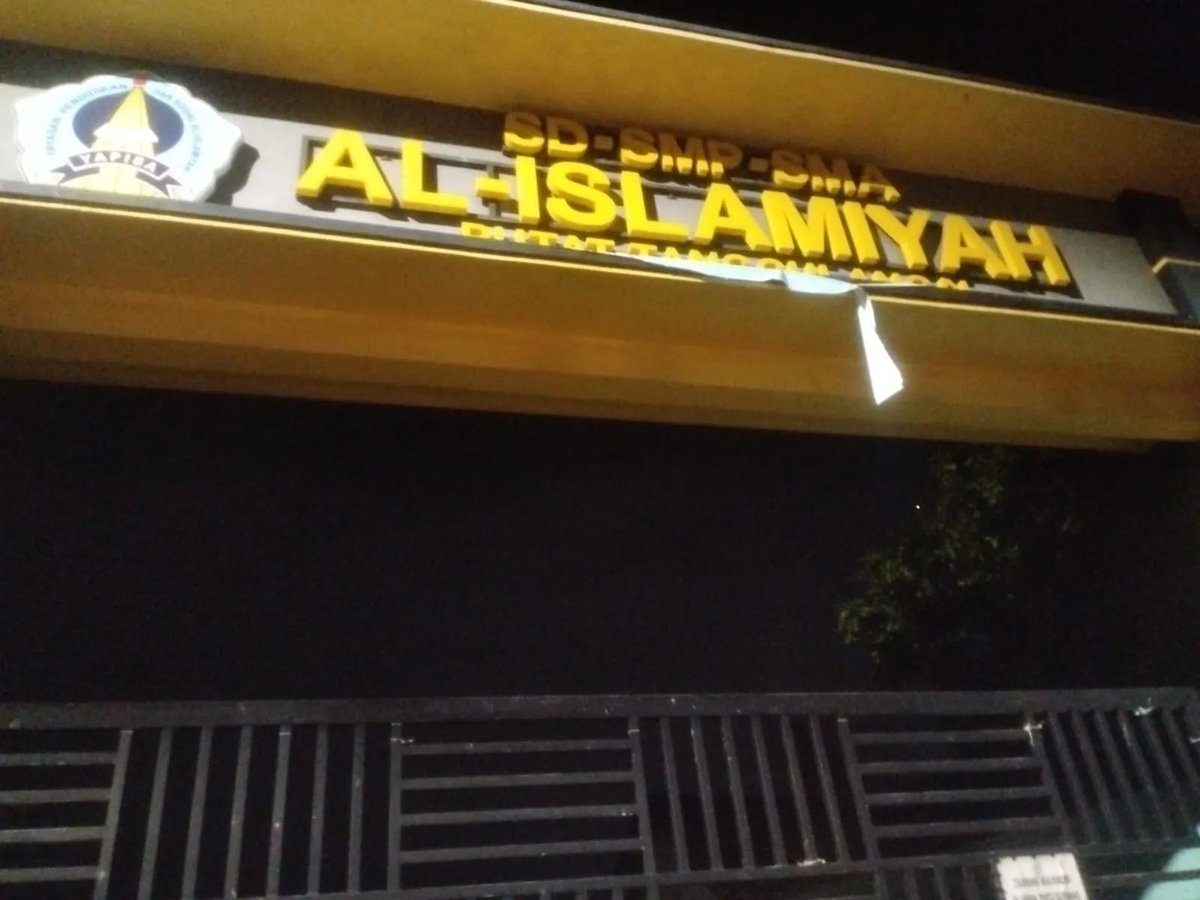 indepenSumatera's tweet photo. DUGAAN KERACUNAN MASSAL MBG SANTRI DI SIDOARJO! 

Sekitar 100 Santri dilarikan ke Faskes Usai Santap Makanan MBG! 
MakanGiziGratis 

Sidoarjo Darurat! Musibah dugaan keracunan makanan massal melanda Pondok Pesantren Manba'ul Hikam di Desa Putat, Kecamatan Tanggulangin, Kabupaten Sidoarjo pada Selasa (1/9/2026).

Puluhan hingga diperkirakan mencapai 100 santri mendadak mengalami gejala klinis keracunan seperti mual, muntah, pusing, dan sakit perut hebat usai mengonsumsi hidangan MBG.

Laju puluhan unit ambulans dan kendaraan warga tampak hilir-mudik mengevakuasi para santri menuju fasilitas kesehatan terdekat guna mendapatkan penanganan medis darurat.

 Rincian Kejadian & Kontak Informasi Penting wak

1. Penanganan Medis Skala Besar
Puluhan santri yang terdampak langsung dilarikan secara bertahap menuju Puskesmas Tanggulangin serta sejumlah rumah sakit rujukan di wilayah Sidoarjo untuk mendapatkan tindakan perawatan intensif, infus, dan pengujian laboratorium.

2. Investigasi Sampel Makanan MBG
Pihak Kepolisian bersama Dinas Kesehatan Kabupaten Sidoarjo telah turun ke lokasi Pondok Pesantren Manba'ul Hikam untuk mengambil sampel makanan MBG yang dikonsumsi para santri. Sampel tersebut dibawa ke laboratorium guna menguji kandungan bakteri atau zat kimia pemicu keracunan.

3. Akses Informasi bagi Keluarga Santri
Bagi para wali santri, keluarga, atau warga yang membutuhkan informasi resmi mengenai daftar dan perkembangan penanganan medis santri, silakan berkoordinasi langsung melalui:

• Puskesmas Tanggulangin
• Fasilitas Kesehatan / Rumah Sakit Rujukan Wilayah Sidoarjo

🔍 Sorotan & Evaluasi Penting:
Kasus dugaan keracunan akibat program MBG ini mendesak adanya evaluasi dan pengawasan higienitas ekstra ketat terhadap seluruh katering/penyedia jasa makanan sekolah dan pesantren demi menjamin keselamatan anak-anak dan santri!

Mari kita doakan bersama agar seluruh santri Ponpes Manba'ul Hikam segera pulih kembali dan penanganan medis berjalan lancar! 🙏🕯️