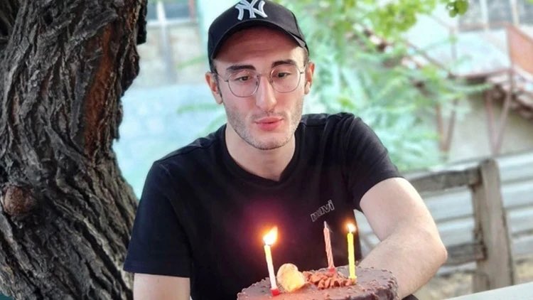 aykiri's tweet photo. Lösemiyi yenen ODTÜ’lü Mert, alkollü sürücünün çarptığı kazada hayatını kaybetti.

Ankara Çankaya’da yaşanan olayda, 2 yıllık tedaviyle lösemiyi yenen 23 yaşındaki ODTÜ öğrencisi Mert Doğan Aydın, karşıdan karşıya geçerken bir otomobilin çarpması sonucu hayatını kaybetti.

•Kaza, 26 Ağustos günü saat 21.30 sıralarında meydana geldi.

•Aydın, Fenerbahçe’nin Lyon ile oynadığı Şampiyonlar Ligi play-off maçını izlemek için kafeye giderken yolun karşısına geçti.

•Kaldırıldığı hastanede müdahaleye rağmen kurtarılamadı.

•Sürücü çarpmanın ardından durmadan kaçtı, esnaf ve kuryelerin takibiyle yakalandı.

•25 yaşındaki sürücünün daha önce alkollü araç kullanımı nedeniyle ehliyetine el konulduğu, kaza anında da alkollü olduğu öne sürülüyor.

•Görgü tanığı Y.G.: “Çarpan araç hiçbir şekilde durmadı, fren yapmadı. Duyduğumuz sürücünün 2.00 promil alkollü olduğu. Araçta yanında iki kadın daha varmış.”

•Aydın, 5 yıl önce 18 yaşında lösemiye yakalanmış, ilik nakli sonrası 2 yıl içinde sağlığına kavuşmuştu.

•Hastalığı yendikten sonra Lösemili Çocuklar Vakfı Gençlik Kolları’nda faaliyet gösteriyordu.

•Cenazesi 28 Ağustos’ta Karşıyaka Mezarlığı’na defnedildi.

•Olayla ilgili soruşturma sürüyor.