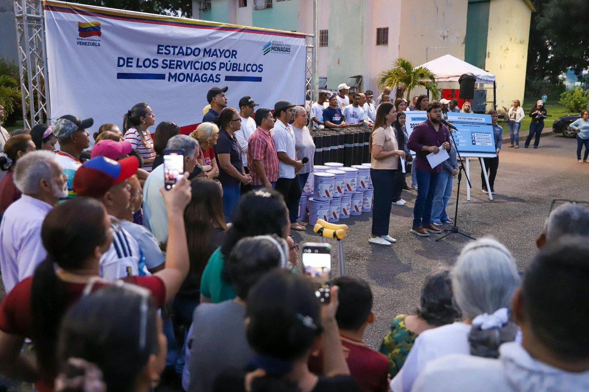 ErnestoLunaPsuv's tweet photo. Vamos a impermeabilizar 24 edificios de Los Guaritos 7, parroquia Alto de Los Godos, a través del Plan Techo Comunal, beneficiando a 750 habitantes de la Comuna Lanza Colorada. https://t.co/3itJHATrJr