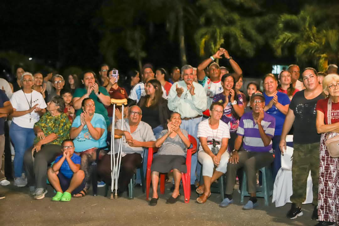 ErnestoLunaPsuv's tweet photo. Vamos a impermeabilizar 24 edificios de Los Guaritos 7, parroquia Alto de Los Godos, a través del Plan Techo Comunal, beneficiando a 750 habitantes de la Comuna Lanza Colorada. https://t.co/3itJHATrJr