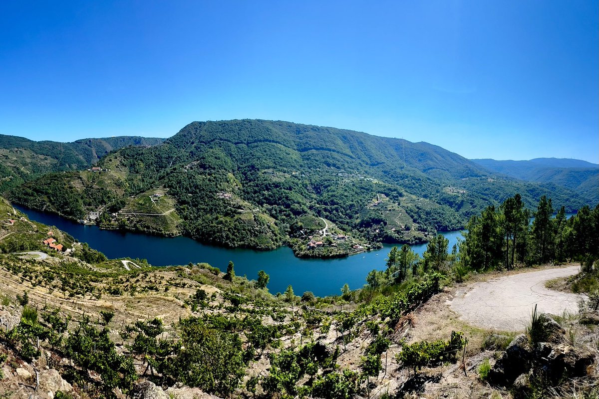 AlbertoSxenick's tweet photo. "Today's office"
#MiradoiroDosChelos #Lugo #Sober #RíoSil 
Hoy hemos venido al paraíso, que para ISO está. Para que vengamos. https://t.co/EcjwW47d9m