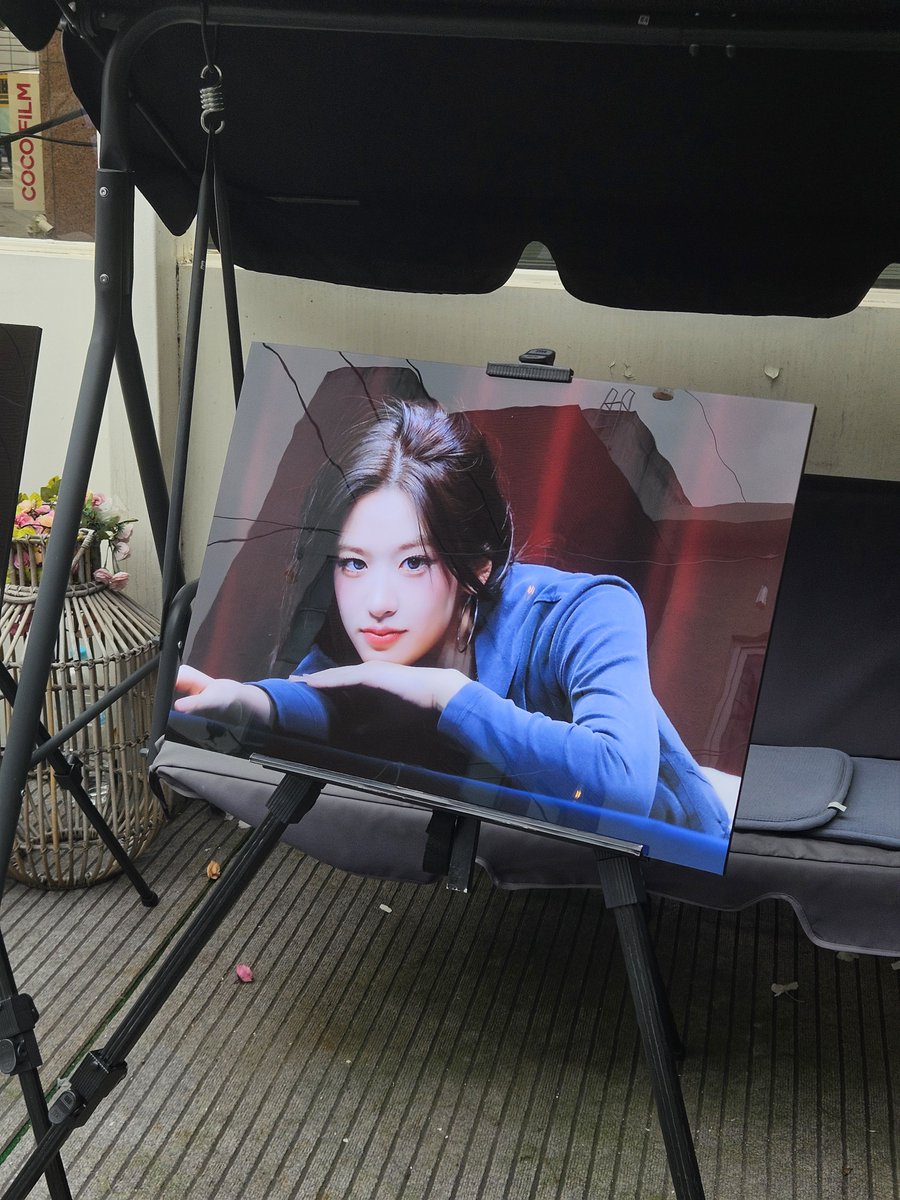 wona_0831's tweet photo. 유진이 생카는 정말 오랜만에 가보는데 정말 가길 잘한것 같은 생일카페 였습니다! 🥺 역시 홈마분이 여셔서 그런지 사진이 정말 많았고 하나같이 다 예뻐서 보는맛이 있었어요! ✨️

#Over_the_Clouds
#우리_강아지_태어난날 https://t.co/mOABhck8SG