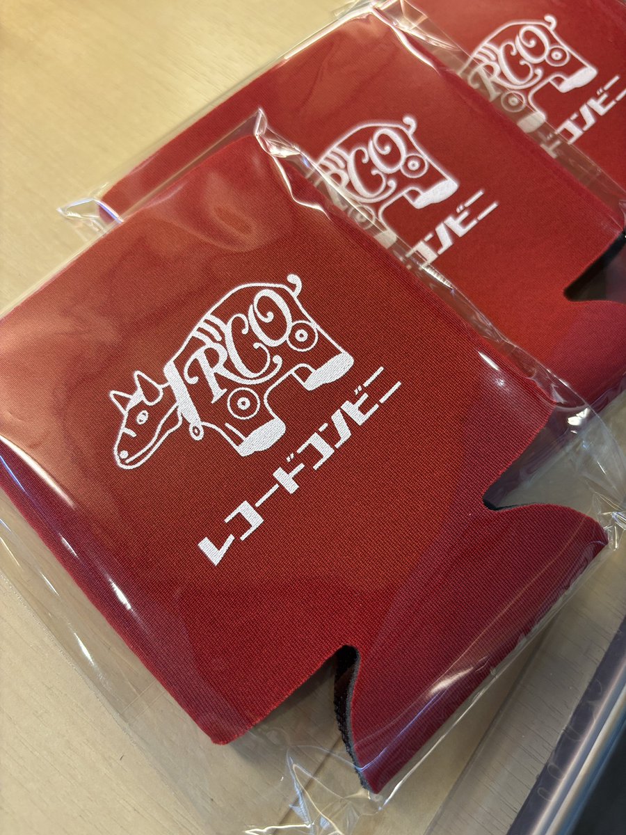RECORD_CONVENI's tweet photo. 完売となっておりました、レコードコンビニの缶クージー、新色となって再入荷！

よろしくお願いします🙇‍♂️ https://t.co/M55y2tRBhs