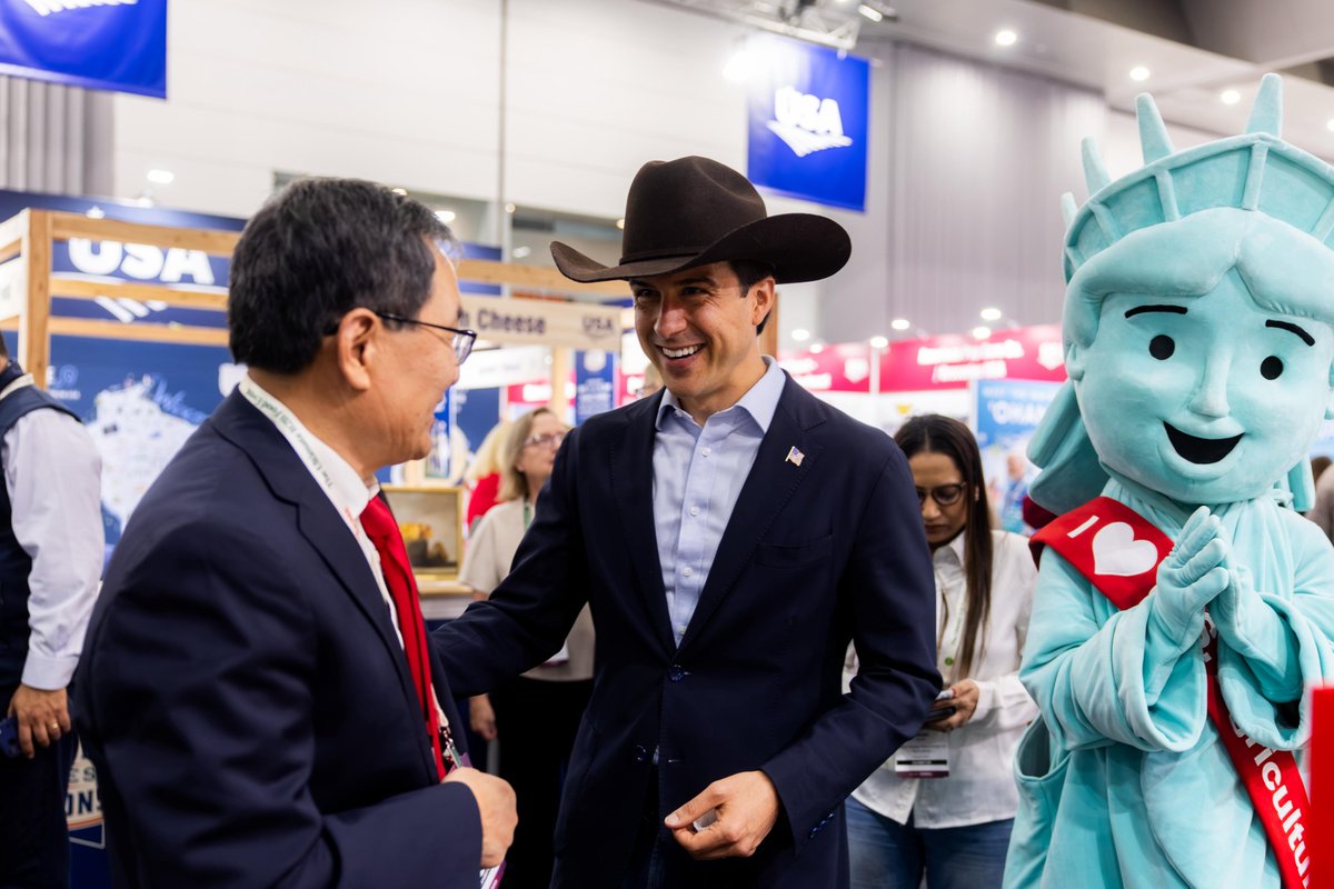 UnderSecTFAA's tweet photo. Thank you, Australia! 🇺🇸🇦🇺

Our U.S. delegation, comprised of 60 businesses, 11 state departments of agriculture, and 15 ag cooperators, started strong! Together we:

🇺🇸 Opened the USA Pavilion at Fine Food Australia — where we are honored to serve as the show's first-ever Country Partner, giving 39 U.S. companies a platform to showcase high-quality American ag products.

🤝 Connected U.S. businesses to Australian and New Zealand importers and showcased 75 market-opening conversations on day one alone.

🌽 Met with Australian biofuel leaders to expand export opportunities for U.S. ag and support Australia’s growing biofuels sector.

🏈 Hosted Australian buyers and partners for a USDA tailgate ahead of the NFL’s first-ever game in Australia — featuring American dairy, pork, wine, spirits, and hops.

I’m headed home, but the mission continues — strengthening cooperation, expanding market access, and creating long-term wins for U.S. agriculture across the Pacific. 🇺🇸🌎