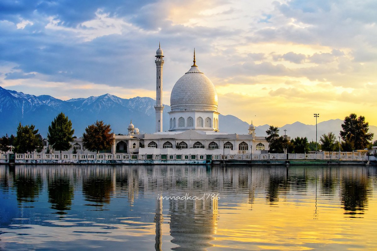 immad_koul's tweet photo. Dargah hazratbal. 

#dargah https://t.co/MxPB8jf51r