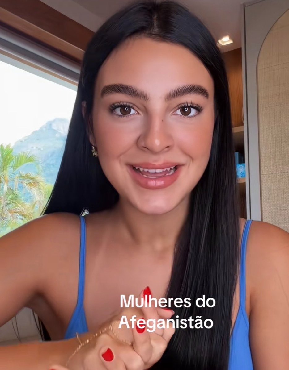 QGdoPOP's tweet photo. Antonela Braga foi criticada após abordar a realidade das mulheres afegãs; internautas associaram o vídeo ao seu apoio anterior a Donald Trump:

"Não adianta falar sobre isso e apoiar políticos que vão contra os direitos das mulheres", disse uma internauta.

“Usar um vídeo feito pra dar voz à mulheres afegãs como pretexto pra atacar um lado político diz mais sobre a sua prioridade e a sua falta de empatia com elas”, respondeu Antonela.