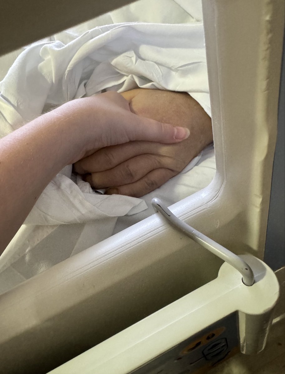 LillyVinnily's tweet photo. I didn’t really know how to post about this publicly but my dad recently passed away.

I held his hand during his final moments and I still can’t believe he’s gone. 

I know he’s in a better place but fuck cancer. https://t.co/OyTFvtEteM