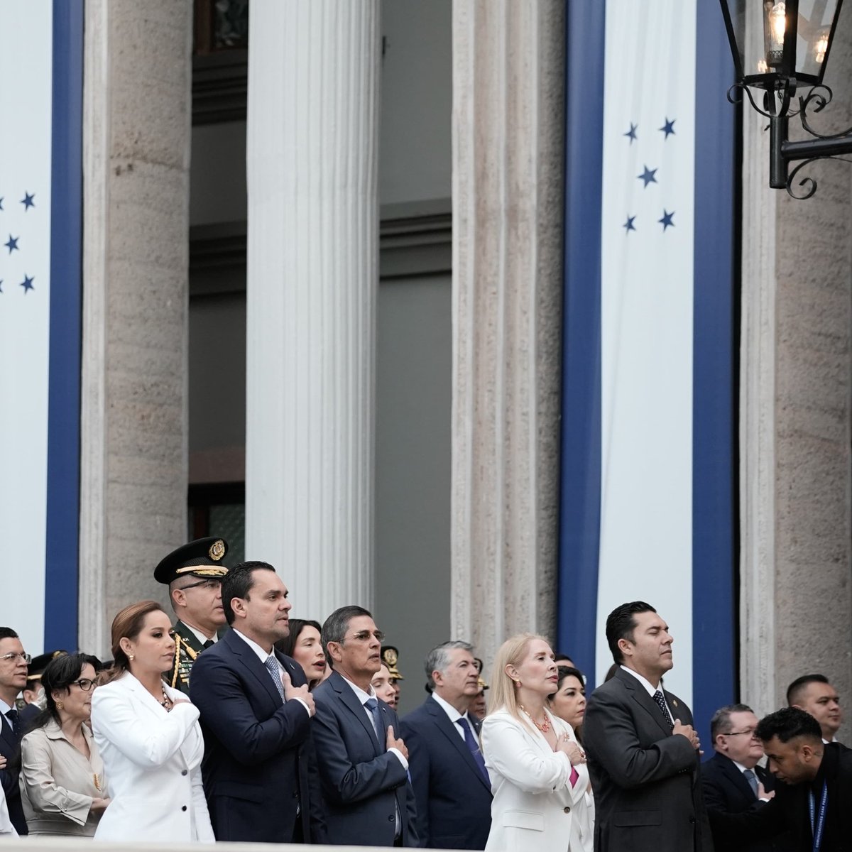 juandiegozelaya's tweet photo. Hoy, 1 de septiembre, nuestra Bandera Nacional se eleva al cielo para marcar el inicio de las fiestas de independencia.

Ver ondear el azul y blanco en lo alto no es solo cumplir con un protocolo, es renovar nuestro compromiso con la libertad, la unión y la historia de nuestra tierra.

Que los colores de nuestra bandera nos recuerden todos los días el orgullo de ser hondureños y la responsabilidad de construir juntos la patria que soñamos.