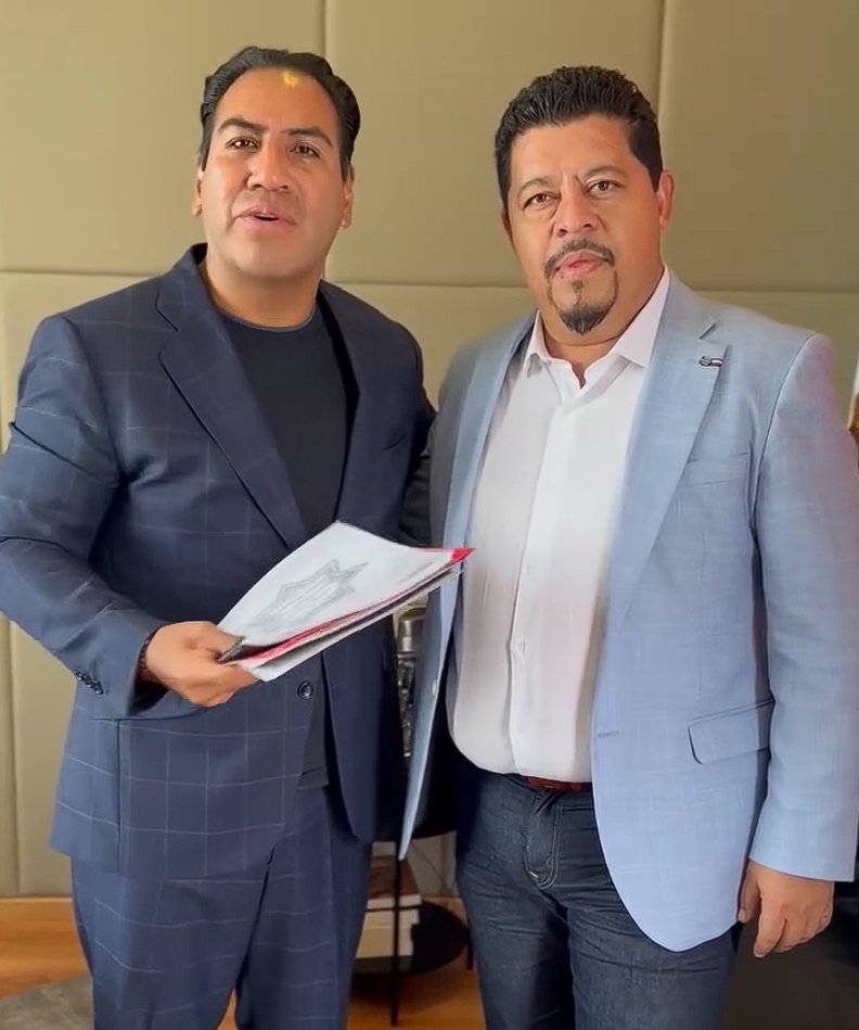 Juan_OrtizMX's tweet photo. 🗳️📌 ALCALDE DEL PT PRESUME CABALLOS DE HASTA UN MILLÓN DE PESOS

Mario Antonio Guillén Domínguez, alcalde de Comitán, Chiapas, está bajo lupa por su "austeridad".

El Universal publicó que el petista presumió en redes sociales varios caballos pura sangre.

Algunos estarían valuados entre 100 mil y un millón de pesos.

El dato llamó la atención porque, según el mismo medio, Guillén percibe alrededor de 80 mil pesos como alcalde.

Y mientras exhibe los caballos, habitantes de Comitán reclaman calles dañadas y colonias que llevan hasta 10 años con problemas de suministro de agua.

No es la primera polémica relacionada con su afición ecuestre.

En abril, El Universal reveló que regaló a un amigo dos esculturas de caballos frisones valuadas entre 80 y 100 mil pesos.

Para llevarlas hasta un rancho en Jalisco habría asignado personal de Protección Civil municipal durante un traslado de casi 20 horas.