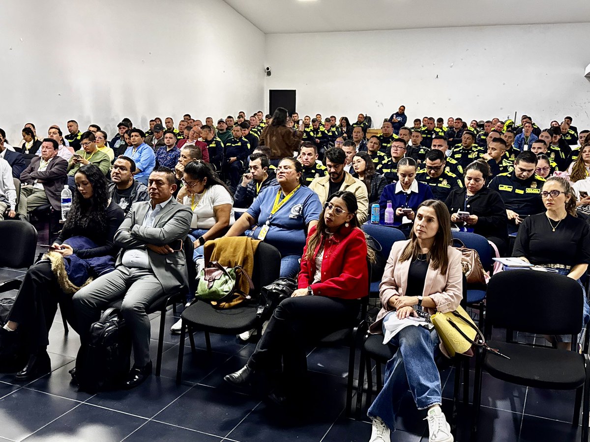 SecGobCundi's tweet photo. 🚦A esta hora iniciamos el Seminario -Taller  Actos Urgentes en acciones de Tránsito en Cundinamarca,🏍️donde intervienen las diferentes instancias  para fortalecer,socializar y desarrollar competencias y responsabilidades  de cada entidad. https://t.co/8rrYbAFTA4