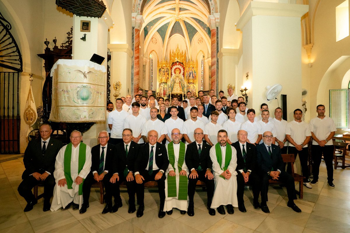 virgendelaguila's tweet photo. 🔵 OFRENDA FLORAL DEL REAL BETIS

Hoy, en el Santuario, hemos recibido la visita del Real Betis Balompié, que ha realizado una ofrenda floral a la Santísima Virgen del Águila.

Agradecemos al club tan bello gesto con la Patrona de Alcalá. https://t.co/YOe8bXujTd