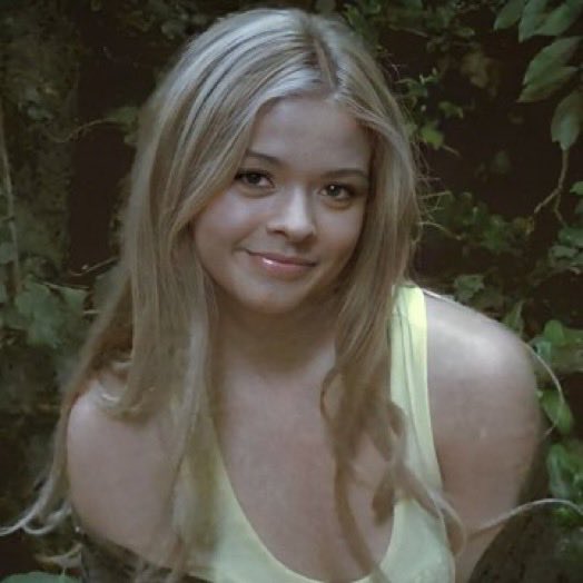 Indie5051's tweet photo. Alison DiLaurentis de ‘Pretty Little Liars’ desapareció hoy hace exactamente 17 años. https://t.co/JrYaW5Glnh