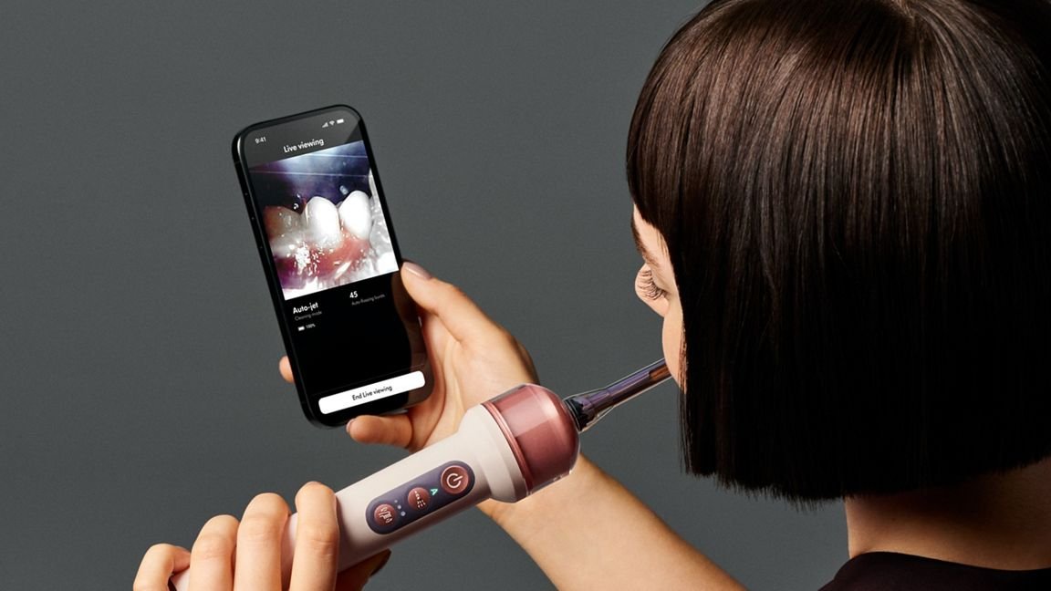 beehaber's tweet photo. Dyson, dişlerin arasını kendi tespit edip temizleyen 500 dolarlık akıllı diş fırçasını tanıttı:  

🔹 100 bin piksellik makro kamera, ağız içini saniyede 28 kez tarıyor.

🔹 Yapay zekâ, dişlerin arasındaki boşlukları görüntüler üzerinden otomatik belirliyor ve ağız bakım suyu püskürterek temizliyor. 

🔹 Türkiye fiyatı 25.000 TL.