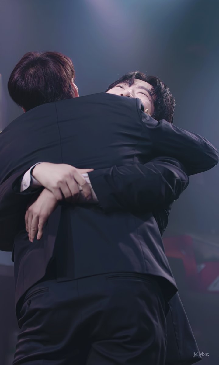 _YMJELLY's tweet photo. 260823 사칠 낮 커튼콜

#황민수 안정원
#김재한 강이준 https://t.co/p38zeY5sxF