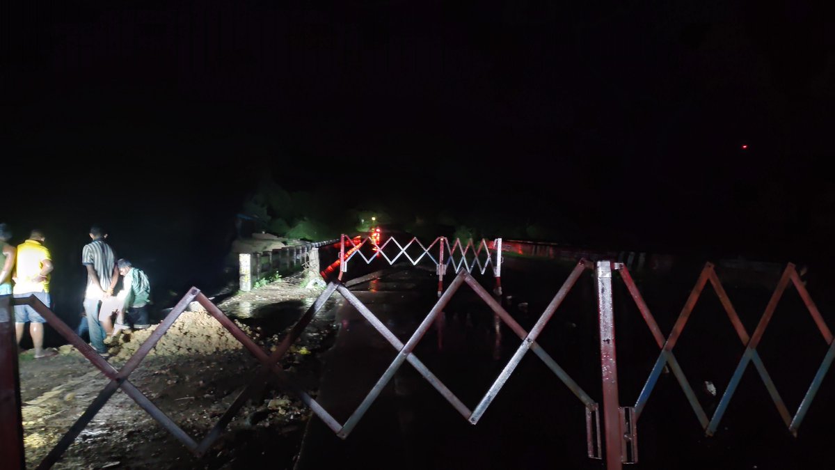 ChitrakootDm's tweet photo. 🚧 NH-35 पर वाल्मीकि नदी के पुल पर सुरक्षात्मक व्यवस्थाएं

वाल्मीकि नदी के NH-35 स्थित पुल पर स्टोन फिलिंग का कार्य प्रारंभ कर दिया गया है। साथ ही, भारी वाहनों के सुरक्षित एवं नियंत्रित आवागमन के लिए बैरिकेडिंग कर वाहनों को एक ओर से संचालित किया जा रहा है।

यातायात की सुचारु व्यवस्था एवं सड़क सुरक्षा को ध्यान में रखते हुए संबंधित अधिकारियों द्वारा मौके पर लगातार निगरानी की जा रही है।

वाहन चालकों से अपील है कि बैरिकेडिंग एवं यातायात संबंधी निर्देशों का पालन करें और सावधानीपूर्वक आवागमन करें।

#Chitrakoot #NH35 #RoadSafety #TrafficManagement #ValmikiRiver #FloodManagement #DistrictAdministration #PublicSafety