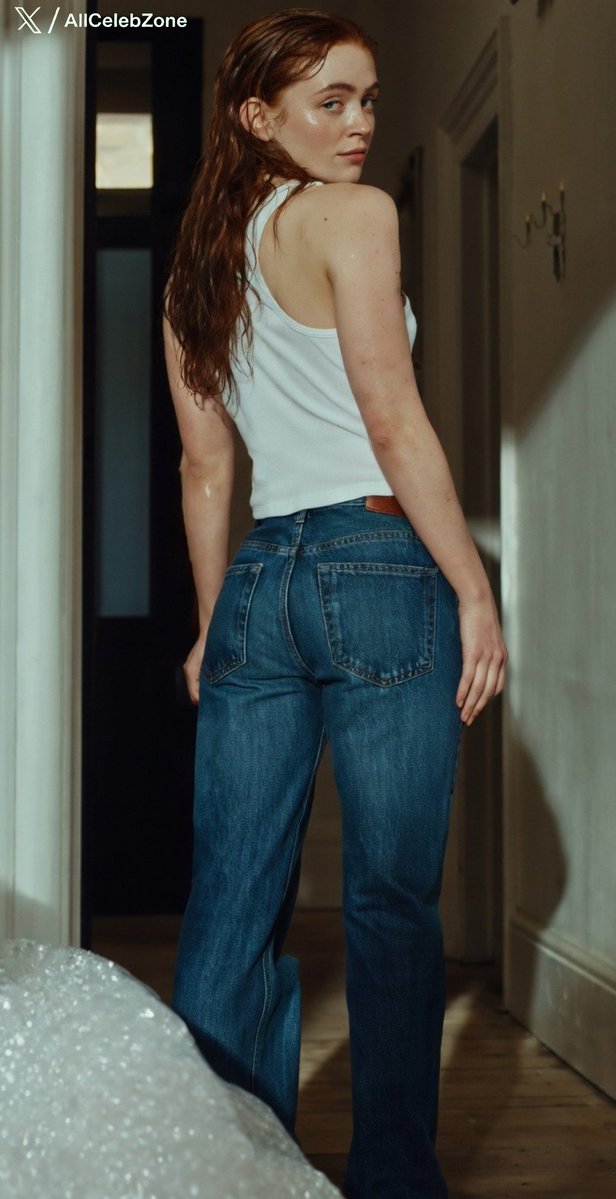 tiwari_daksha_'s tweet photo. Sadie Sink wearing Calvin Klein like she owns the brand 🍑 https://t.co/ONiFiqs74h