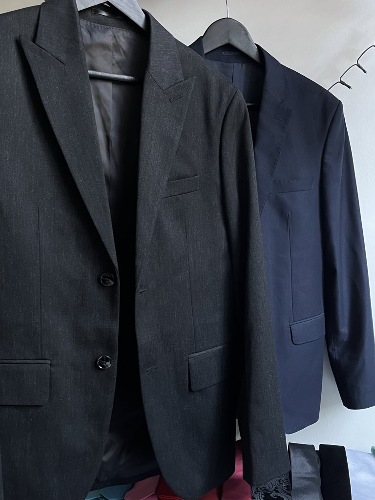 MaxKnots21's tweet photo. Rules:
Outfit must contain a shirt, tie or bowtie, pants. 
You may add and choose the following: suit, vest, pocket square, cufflinks (white shirt only), tie knot, dimple and pocket square fold. The dark grey and the black suit aren’t available at the moment! https://t.co/YBrNbSE8O9