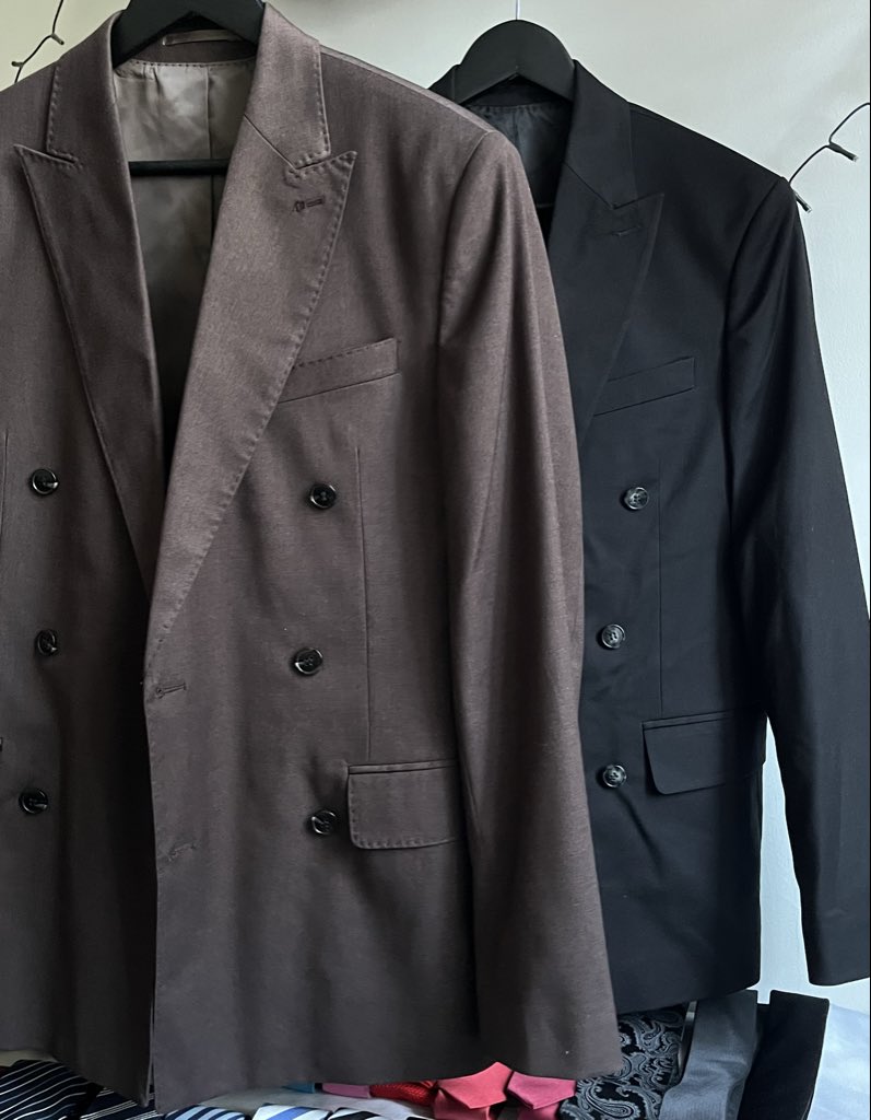 MaxKnots21's tweet photo. Rules:
Outfit must contain a shirt, tie or bowtie, pants. 
You may add and choose the following: suit, vest, pocket square, cufflinks (white shirt only), tie knot, dimple and pocket square fold. The dark grey and the black suit aren’t available at the moment! https://t.co/YBrNbSE8O9