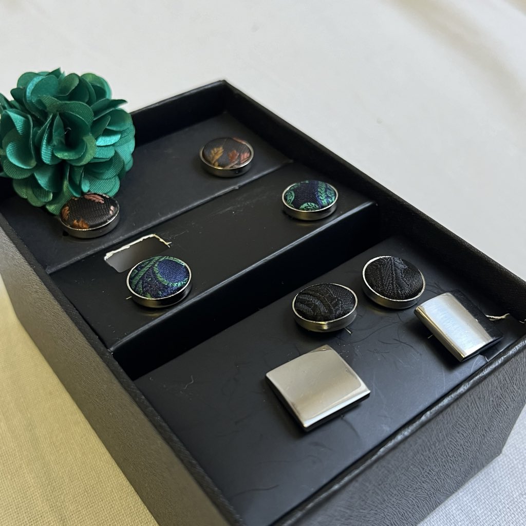 MaxKnots21's tweet photo. Rules:
Outfit must contain a shirt, tie or bowtie, pants. 
You may add and choose the following: suit, vest, pocket square, cufflinks (white shirt only), tie knot, dimple and pocket square fold. The dark grey and the black suit aren’t available at the moment! https://t.co/YBrNbSE8O9