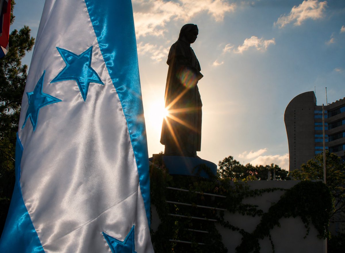 UNAHoficial's tweet photo. 🇭🇳 Septiembre nos encuentra unidos bajo una misma Bandera. 🩵🤍🩵

Hoy conmemoramos el Día de la Bandera Nacional y damos inicio a las Fiestas Patrias, en el marco de los 205 años de Independencia de Honduras.

Este mes también tiene un significado especial para nuestra Universidad: celebramos 179 años de fundación de la UNAH, casi dos siglos formando generaciones y poniendo el conocimiento al servicio de la nación.

Dos historias profundamente unidas: la de una patria que construye su destino y la de una Universidad que contribuye a transformarlo.

Que nuestra Bandera siga siendo siempre un símbolo de unidad y no de división, un punto de encuentro para reconocernos, por encima de nuestras diferencias, como una sola nación.

🇭🇳 205 años de Independencia.
🎓 179 años de Universidad.
🩵Una misma historia: Honduras

#UNAH #179UNAH #Honduras