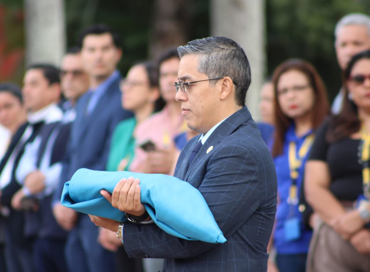 UNAHoficial's tweet photo. 🇭🇳 Septiembre nos encuentra unidos bajo una misma Bandera. 🩵🤍🩵

Hoy conmemoramos el Día de la Bandera Nacional y damos inicio a las Fiestas Patrias, en el marco de los 205 años de Independencia de Honduras.

Este mes también tiene un significado especial para nuestra Universidad: celebramos 179 años de fundación de la UNAH, casi dos siglos formando generaciones y poniendo el conocimiento al servicio de la nación.

Dos historias profundamente unidas: la de una patria que construye su destino y la de una Universidad que contribuye a transformarlo.

Que nuestra Bandera siga siendo siempre un símbolo de unidad y no de división, un punto de encuentro para reconocernos, por encima de nuestras diferencias, como una sola nación.

🇭🇳 205 años de Independencia.
🎓 179 años de Universidad.
🩵Una misma historia: Honduras

#UNAH #179UNAH #Honduras