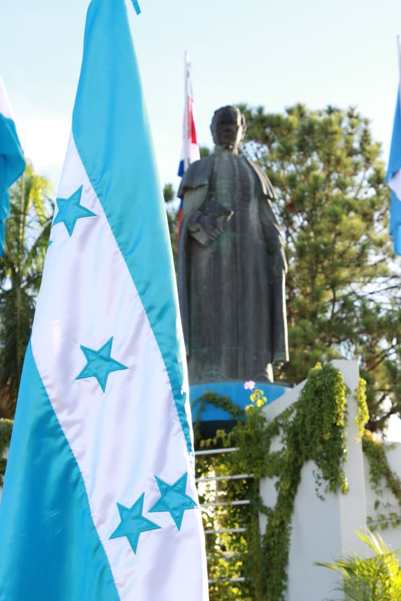 UNAHoficial's tweet photo. 🇭🇳 Septiembre nos encuentra unidos bajo una misma Bandera. 🩵🤍🩵

Hoy conmemoramos el Día de la Bandera Nacional y damos inicio a las Fiestas Patrias, en el marco de los 205 años de Independencia de Honduras.

Este mes también tiene un significado especial para nuestra Universidad: celebramos 179 años de fundación de la UNAH, casi dos siglos formando generaciones y poniendo el conocimiento al servicio de la nación.

Dos historias profundamente unidas: la de una patria que construye su destino y la de una Universidad que contribuye a transformarlo.

Que nuestra Bandera siga siendo siempre un símbolo de unidad y no de división, un punto de encuentro para reconocernos, por encima de nuestras diferencias, como una sola nación.

🇭🇳 205 años de Independencia.
🎓 179 años de Universidad.
🩵Una misma historia: Honduras

#UNAH #179UNAH #Honduras