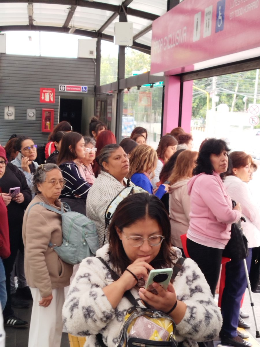 IvanCv99's tweet photo. @MetrobusCDMX una vez más sabiendo que en este horario la población se mueve más al sur, el metrobus manda unidades cada 6 o 7 minutos, estación Tlatelolco en este momento, mientras para Tenayuca mandan 3 o 4 unidades cuando para allá no va casi nada de gente, increíble 🙄🤦🏼‍♂️ https://t.co/bP3jEcvbsU