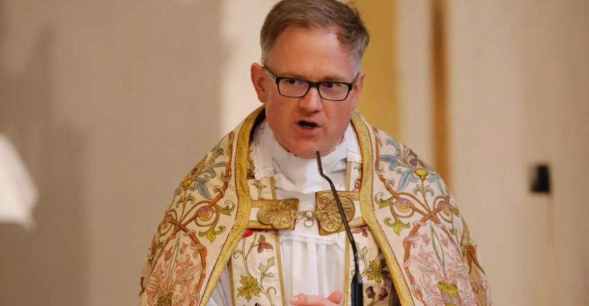 FSSPXFR's tweet photo. Mariazell : la FSSPX maintient son pèlerinage

Note du District d'Autriche de la FSSPX en réponse à l'interdiction du diocèse de Graz-Seckau :
Chers confrères dans le sacerdoce, révérends frères et sœurs dans la vie religieuse, chers fidèles, amis et bienfaiteurs,

C’est avec une grande tristesse que je dois vous annoncer que le diocèse de Graz-Seckau a interdit notre dévotion annuelle du rosaire - récitation du rosaire, litanies de Lorette, chants marials et bénédiction - prévue le premier dimanche d’octobre, le 4 octobre 2026, dans la basilique de Mariazell. Nous ne sommes pas autorisés à entrer dans la basilique pour prier !

La persécution de la Tradition catholique et des catholiques ordinaires - et non pas seulement des membres de la FSSPX, comme vous pouvez le lire dans de nombreuses nouvelles récentes - s’intensifie de jour en jour dans le monde entier. Une décision favorable du diocèse de Graz-Seckau n’aurait d’ailleurs constitué aucun acte de désobéissance envers Rome, puisque nous n’aurions célébré aucune messe ni administré aucun sacrement dans la basilique.

Acceptons courageusement ces temps d’épreuve et soyons de bons et fidèles catholiques ! Prions beaucoup, notamment pour ceux qui nous persécutent !
« Bienheureux ceux qui souffrent persécution pour la justice, car le royaume des Cieux est à eux. Bienheureux êtes-vous lorsque les hommes vous insultent, vous persécutent et disent faussement toute sorte de mal contre vous à cause de moi. Réjouissez-vous et soyez dans l’allégresse, car votre récompense est grande dans les Cieux. » (Mt 5)

Chers fidèles, nous trouverons une bonne solution et nous consacrerons cette année nos pays à la Très Sainte Vierge Marie avec une solennité particulière, tout en professant notre foi catholique.

Je vous invite tous à la grande célébration du Saint Nom de Marie, le dimanche 13 septembre à 9 heures, en l’église des Minimes de Vienne. Le dimanche du Rosaire, 4 octobre 2026, nous accomplirons notre pèlerinage du Rosaire, au sujet duquel je vous communiquerai prochainement de plus amples informations. Je vous invite tous, durant les trois semaines qui séparent ces deux dates, à réciter tout particulièrement le rosaire pour l’Église et pour nos pays !

Sancta Maria, Magna Mater Austriae, Magna Domina Hungarorum, Magna Mater Gentium Slavorum — ora pro nobis !

Avec ma bénédiction sacerdotale,

Abbé Johannes Regele
Supérieur du district d’Autriche, de République tchèque, de Slovaquie, de Hongrie, de Roumanie, de Slovénie et de Croatie

Jaidhof, le 27 août 2026.