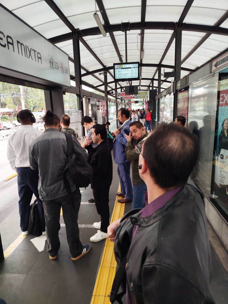 IvanCv99's tweet photo. @MetrobusCDMX una vez más sabiendo que en este horario la población se mueve más al sur, el metrobus manda unidades cada 6 o 7 minutos, estación Tlatelolco en este momento, mientras para Tenayuca mandan 3 o 4 unidades cuando para allá no va casi nada de gente, increíble 🙄🤦🏼‍♂️ https://t.co/bP3jEcvbsU