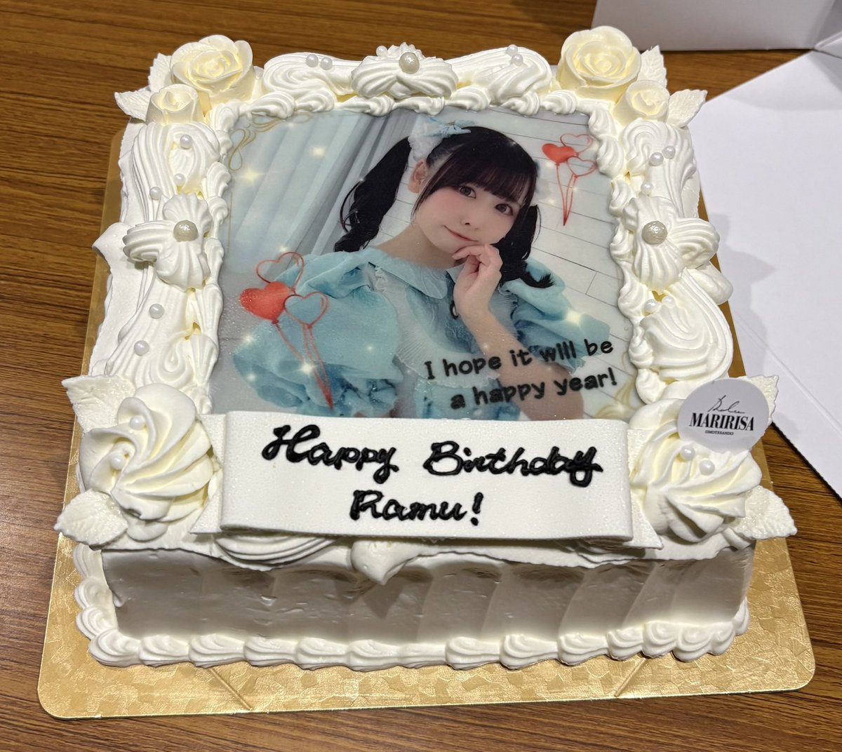 OTHRM0804's tweet photo. みなさんのご協力にて来夢誕を華やかにお祝いすることができました。ありがとうございます！
ツイートにてご紹介させていただきます。

①フラスタ
②ケーキ(1部)
③メッセージカードアルバム

ケーキの写真、メッセージカードアルバムの装丁は7周年動画rayがモチーフです。

#来夢誕2026 https://t.co/Yr3ubjzHo6