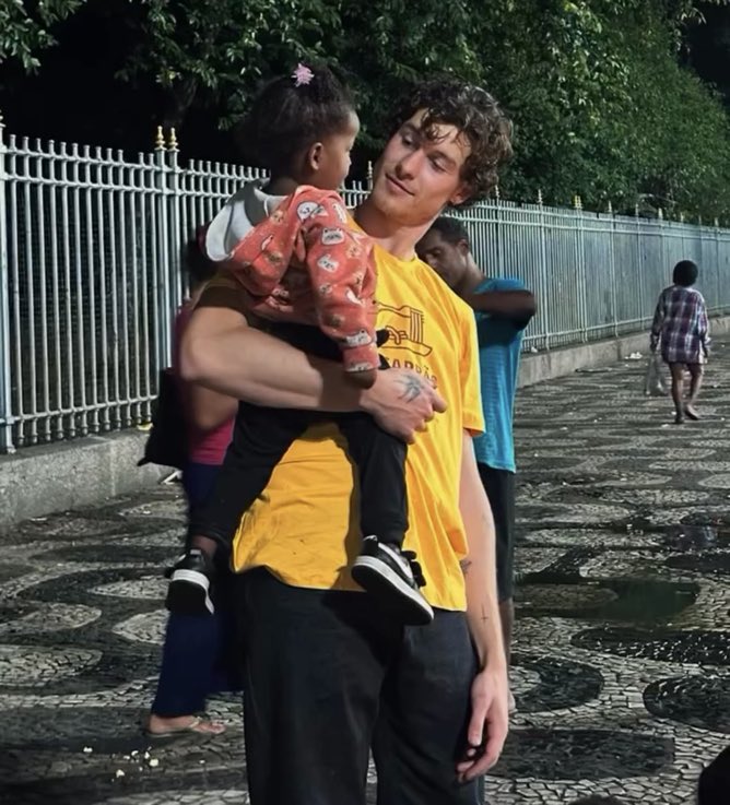 soberomance's tweet photo. o shawn é tão pai de menina ne https://t.co/vRTaJzKfZb