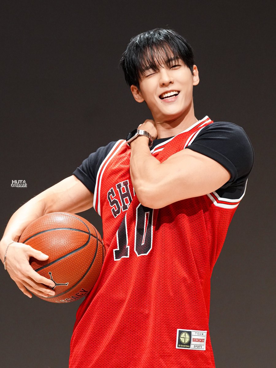 hutabreeze's tweet photo. 260829 프롬스토어 대면 팬싸
이민혁 (HUTA)
🏀🏀

#허타람찌 #민혁 #이민혁 #LEEMINHYUK #HUTA #비투비 #BTOB @btob2mh https://t.co/YlaSRA41jw