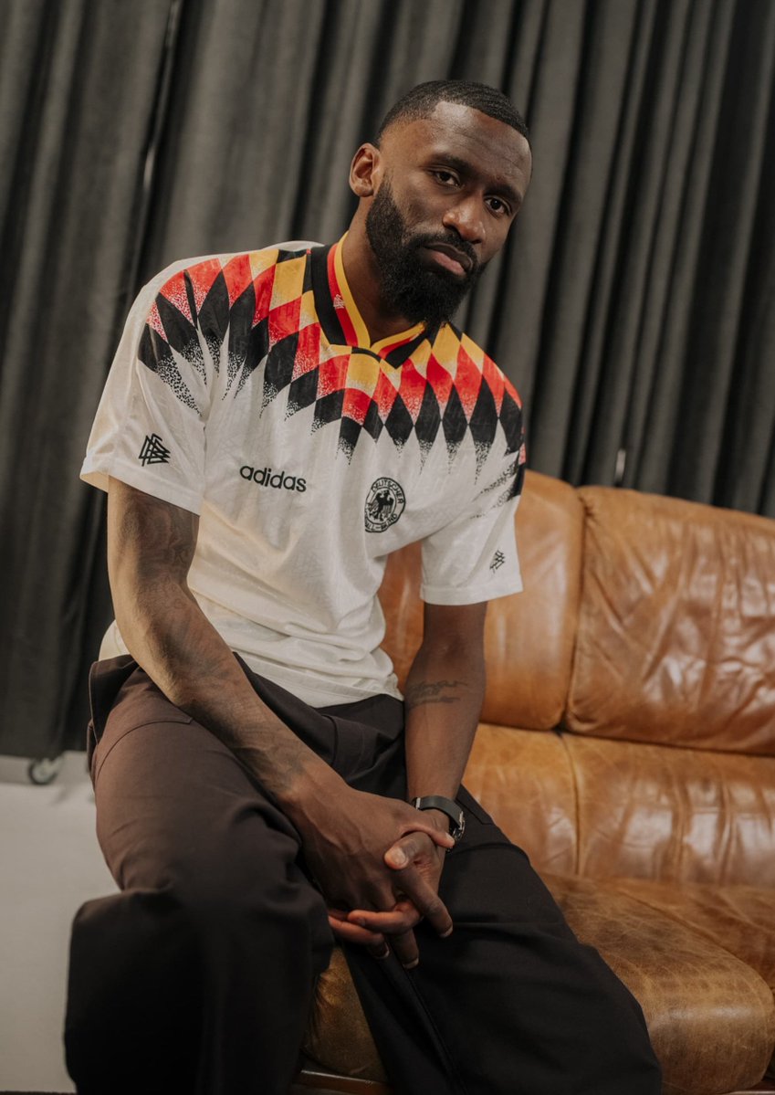 ToniRuediger's tweet photo. Nach einiger Zeit des Nachdenkens ist für mich der Zeitpunkt gekommen, meine Karriere in der Nationalmannschaft zu beenden und den Weg für die junge Generation frei zu machen. 🇩🇪

Als ich 2014 das erste Mal das DFB-Trikot getragen habe, hätte ich es mir in meinen Träumen nicht ausmalen können, dass daraus am Ende 86 Länderspiele werden. 

Auch wenn der große Titel bei den letzten Turnieren ausblieb und wir manche schmerzhafte Niederlage hinnehmen mussten, war diese Zeit für mich ein extrem besonderes Kapitel, das mich für immer prägen wird.

Ein riesiges Dankeschön geht an:

Meine Teamkollegen: Für jeden gemeinsamen Zweikampf und den Zusammenhalt in Kabine und Quartier – und vor allem für die Freundschaften, die weit über den Fußball hinaus bleiben werden.

Das gesamte Trainer- und Betreuerteam: Danke für das jahrelange Vertrauen und die Arbeit hinter den Kulissen. Ein besonderer Dank geht an Jogi Löw, Hansi Flick und Julian Nagelsmann, die mich auf meiner Reise beim DFB begleitet und geprägt haben. Aber auch an meinen Förderer in der U-Nationalmannschaft Horst Hrubesch.

Und natürlich euch Fans: Danke für eure Unterstützung - ganz besonders für die einmalige Atmosphäre bei unserer Heim-EM 2024. 

Für mich beginnt jetzt ein neues Kapitel, in dem ich mich voll und ganz auf meinen Verein konzentrieren werde.

Danke für die gemeinsame Reise.

Euer Toni